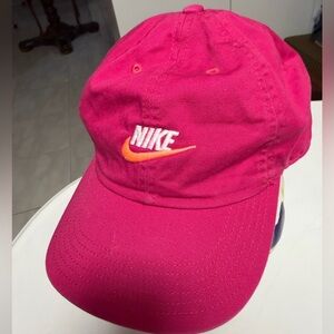 Nike Heritage86 Futura pink dad cap